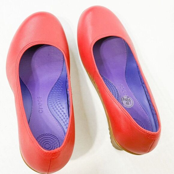 Crocs A-Leigh NWOB Sz 8 Red Closed-Toe Leather Wedge Sandals - Picture 10 of 12